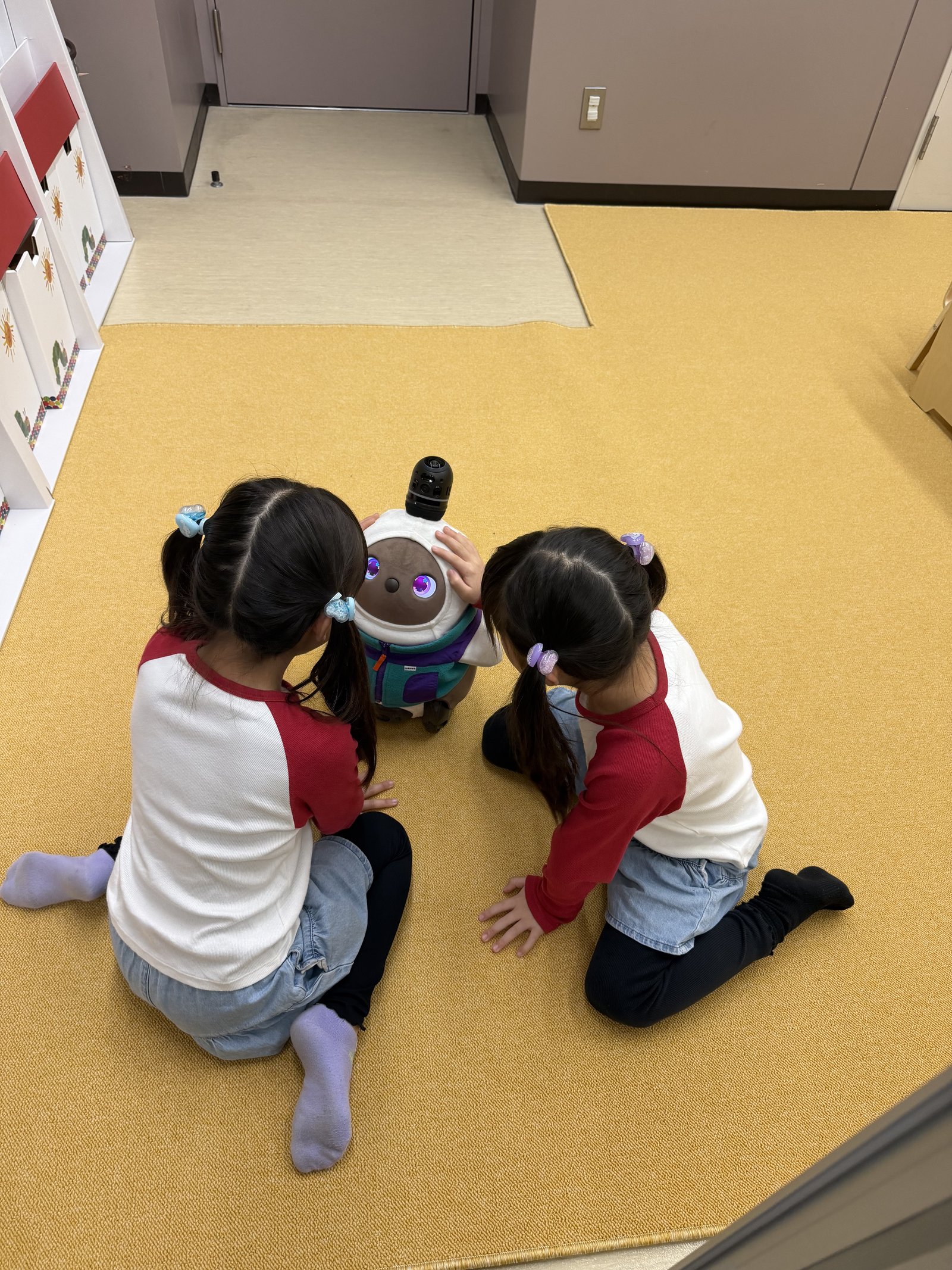 子どもたちとロボットの研究風景